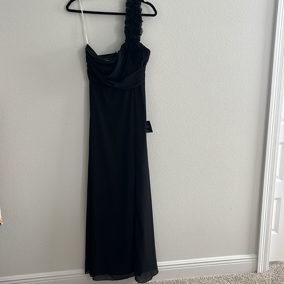 Lulu's Elegant Invite Black Ruffled One-Shoulder Maxi Dress NWT Size Medium - Picture 5 of 11